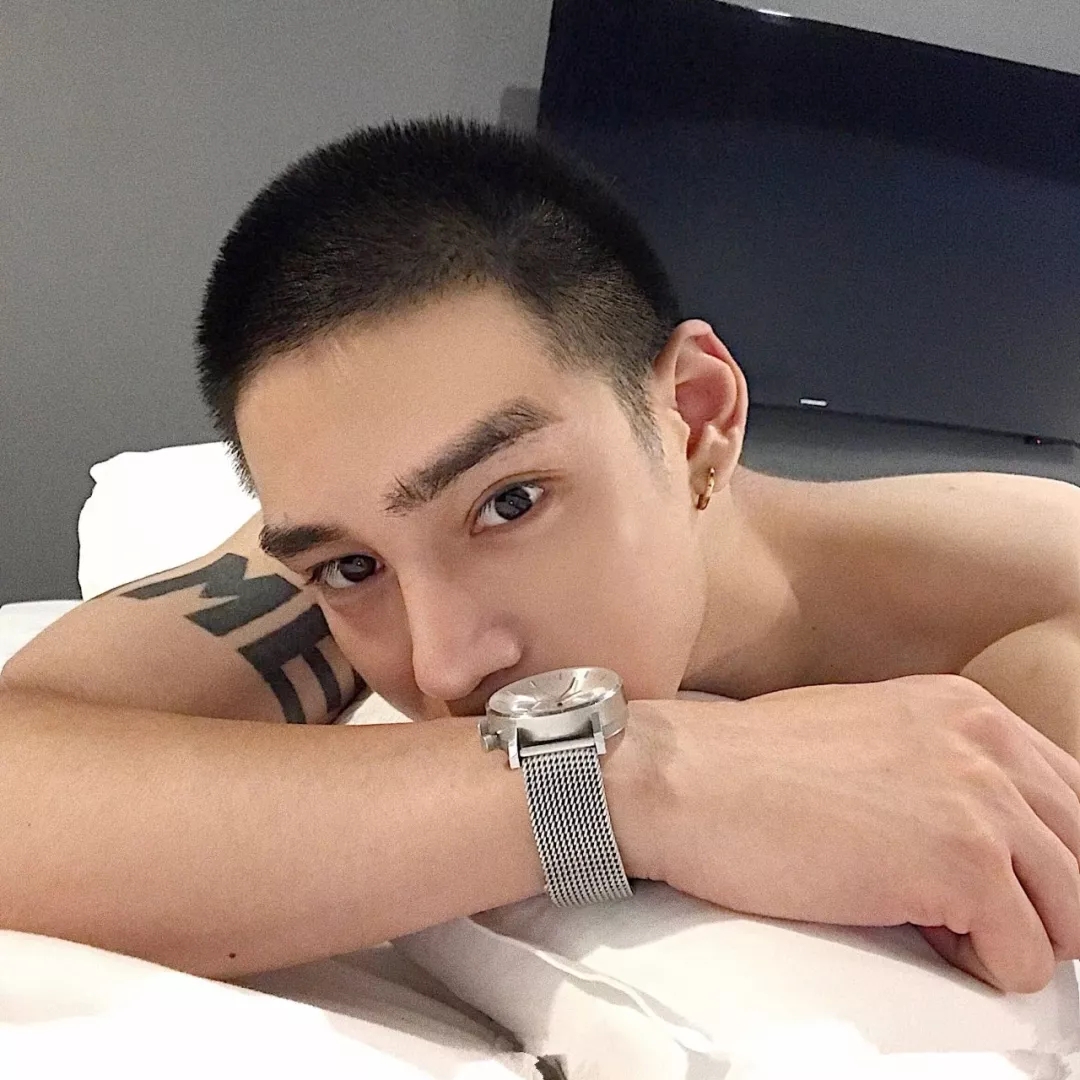 寸头小哥在家也能虐出8块腹肌！ - 51虹马