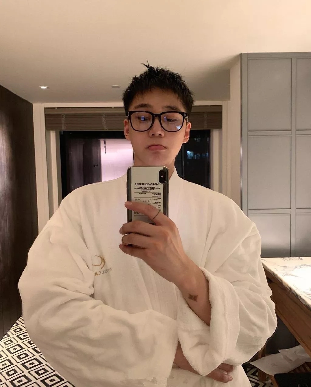 寸头小哥在家也能虐出8块腹肌！ - 51虹马