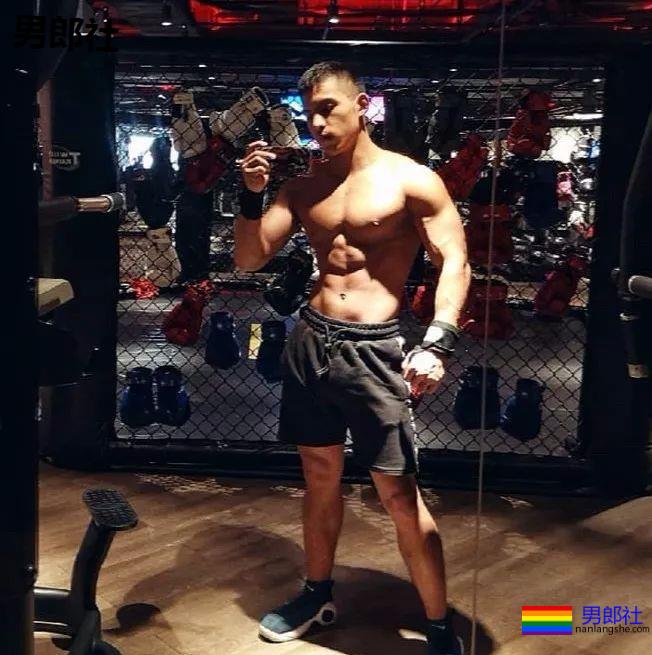 黝黑健身肌肉男，这才是健康的颜色 - 51虹马