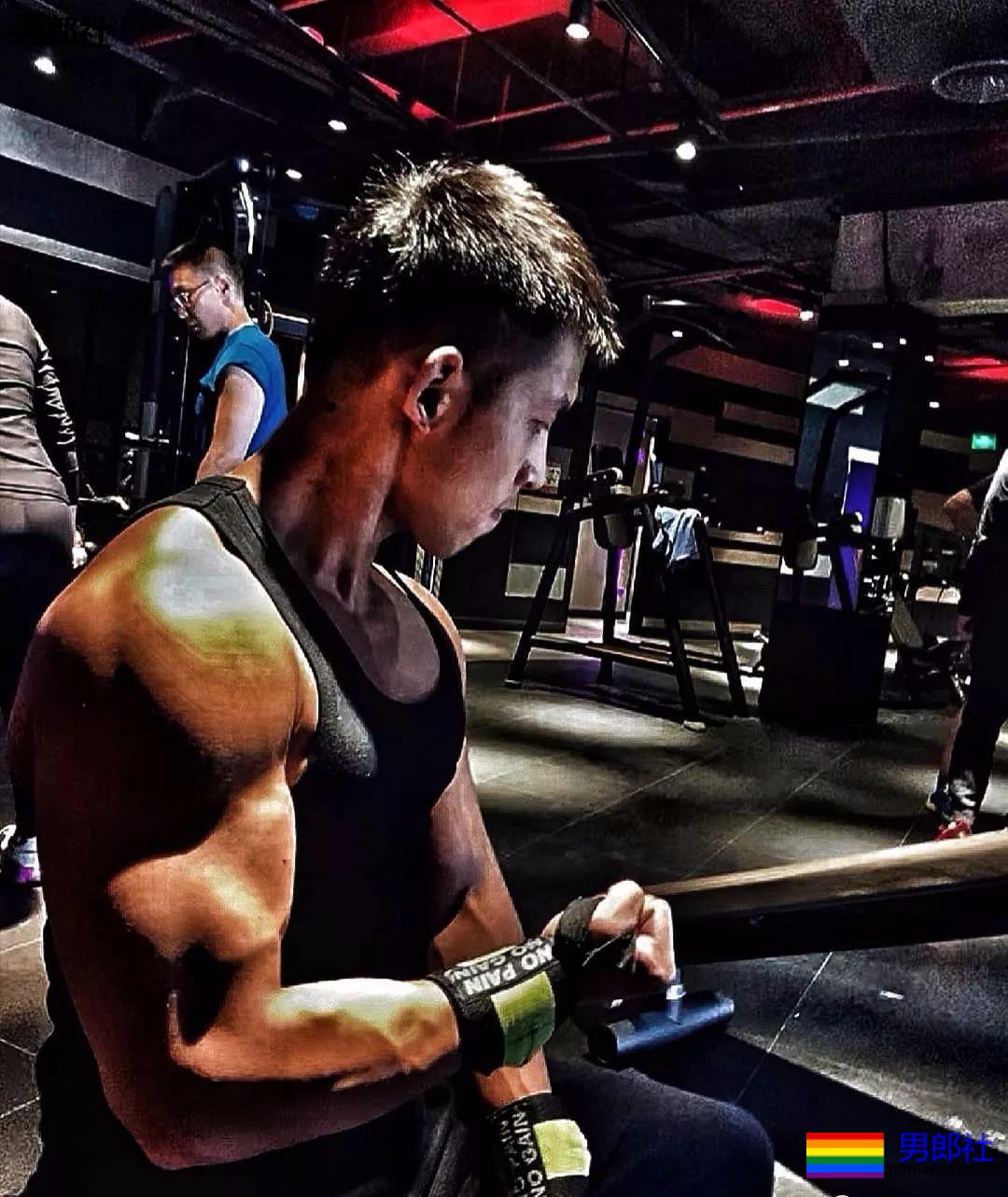 黝黑健身肌肉男，这才是健康的颜色 - 51虹马