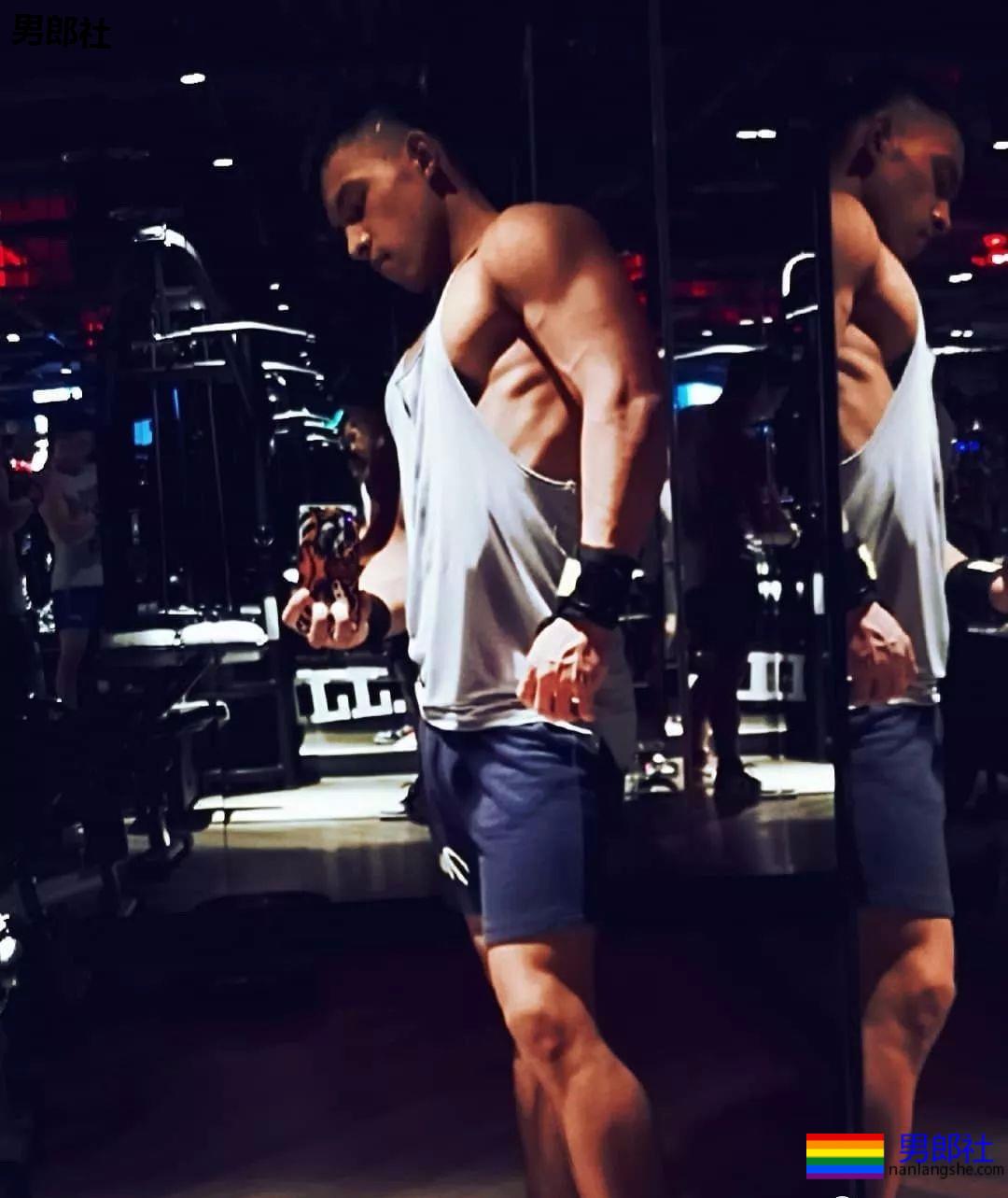 黝黑健身肌肉男，这才是健康的颜色 - 51虹马