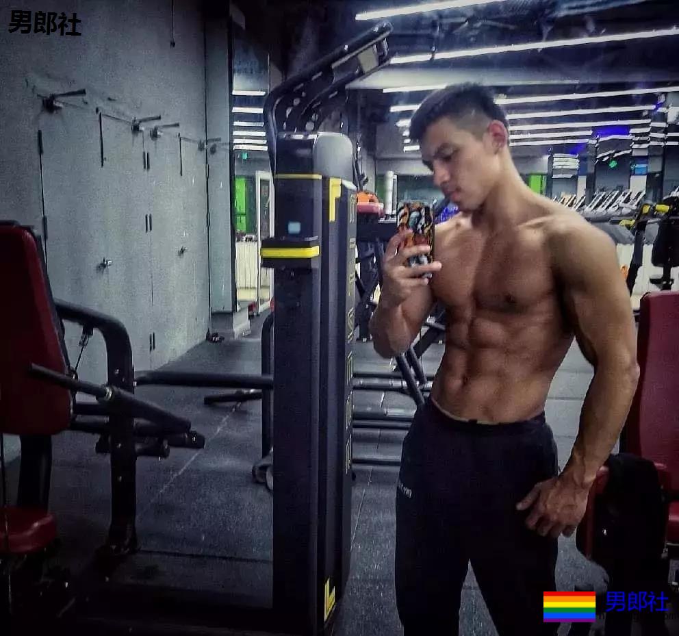 黝黑健身肌肉男，这才是健康的颜色 - 51虹马