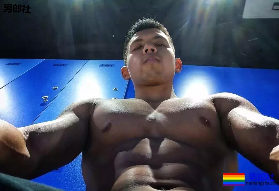 黝黑健身肌肉男，这才是健康的颜色 - 51虹马