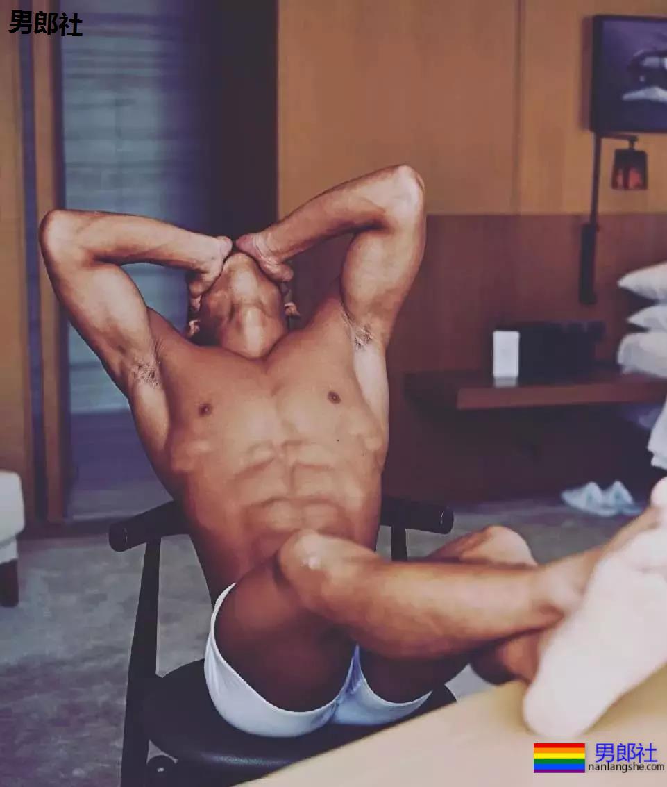 黝黑健身肌肉男，这才是健康的颜色 - 51虹马