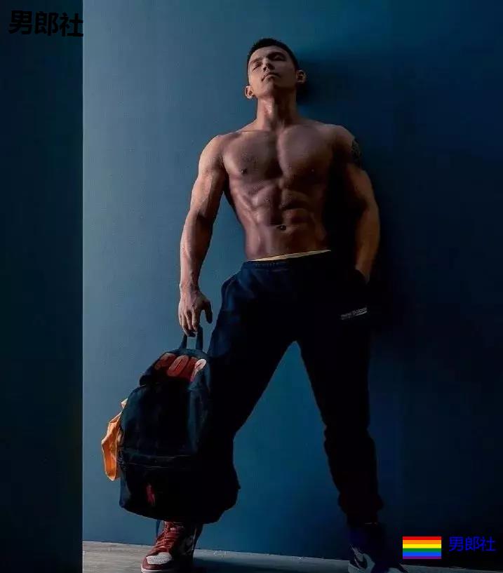 黝黑健身肌肉男，这才是健康的颜色 - 51虹马