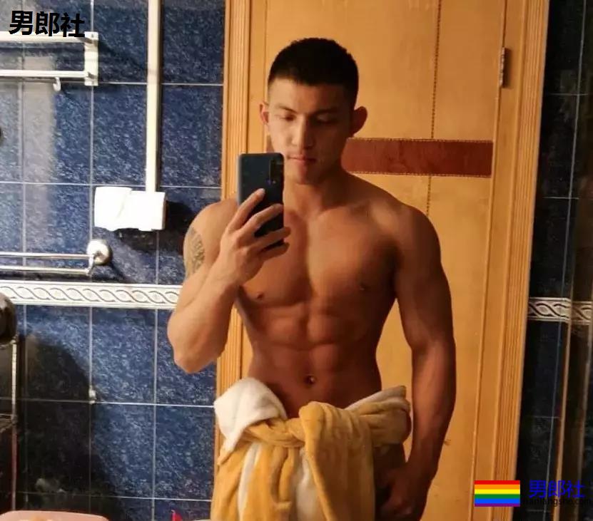 黝黑健身肌肉男，这才是健康的颜色 - 51虹马