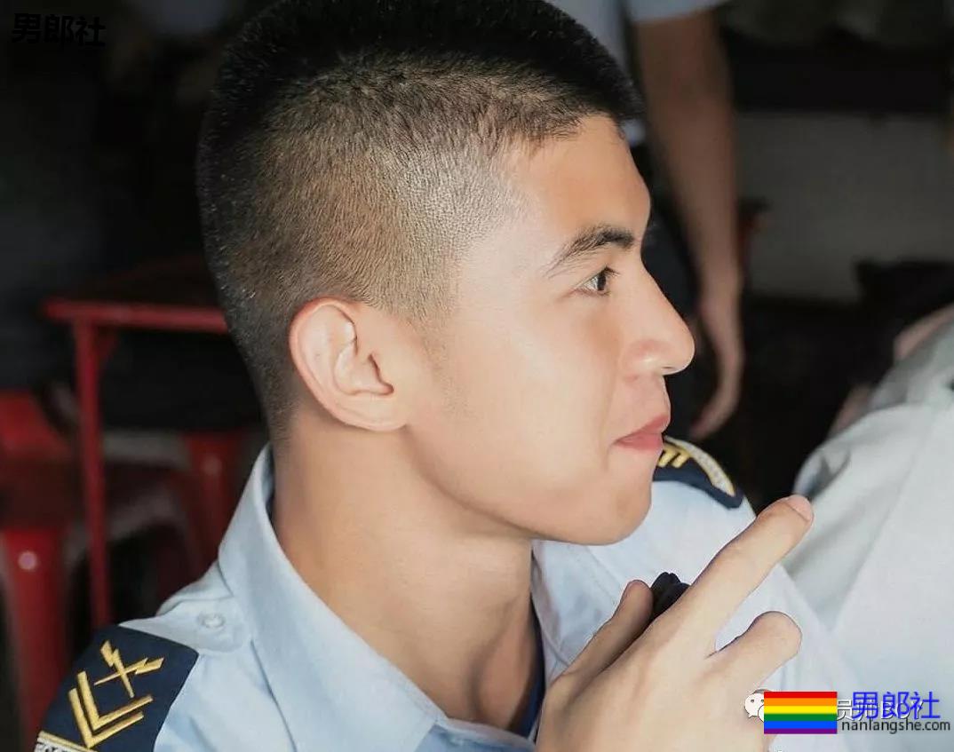 刚刚毕业的泰国警察小哥太帅了，制服也太紧了 - 51虹马