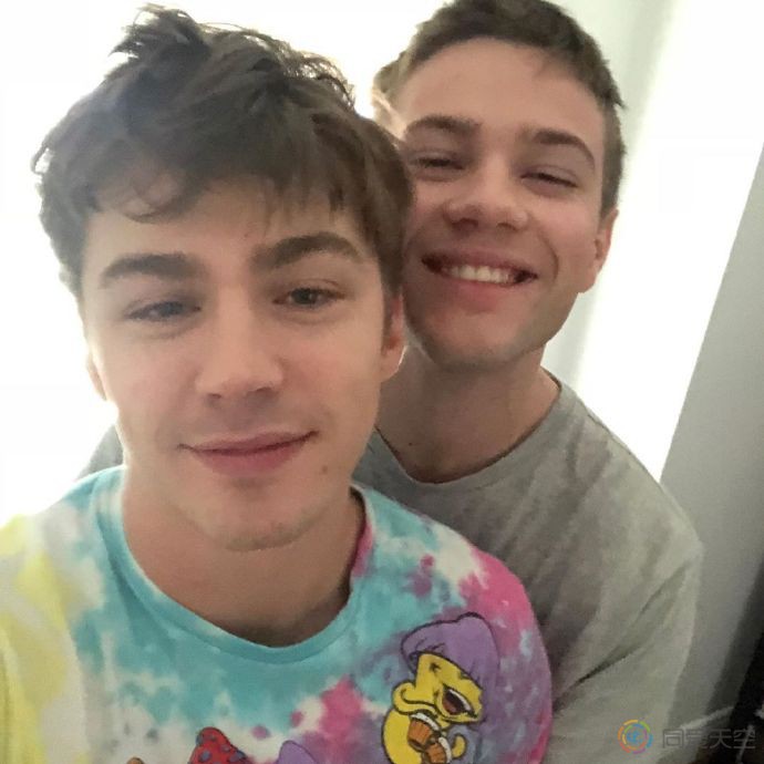 Connor Jessup证实恋情,男友是Miles Heizer - 51虹马 Connor Jessup证实恋情,男友是Miles Heizer - 51虹马
