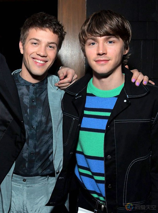 Connor Jessup证实恋情,男友是Miles Heizer - 51虹马 Connor Jessup证实恋情,男友是Miles Heizer - 51虹马