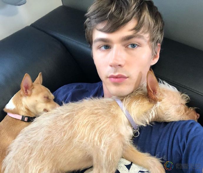 Connor Jessup证实恋情,男友是Miles Heizer - 51虹马 Connor Jessup证实恋情,男友是Miles Heizer - 51虹马