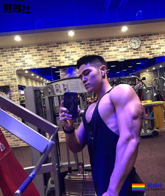 黝黑小狼狗让你体会一下不一样的快乐 - 51虹马