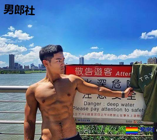 黝黑小狼狗让你体会一下不一样的快乐 - 51虹马