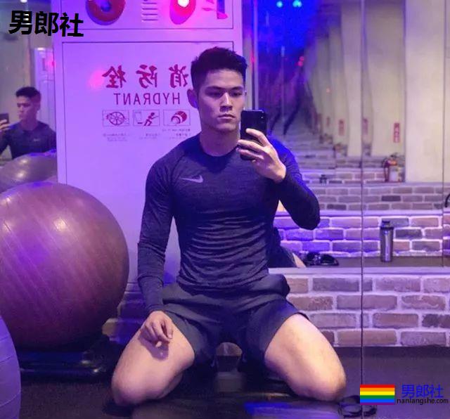 黝黑小狼狗让你体会一下不一样的快乐 - 51虹马