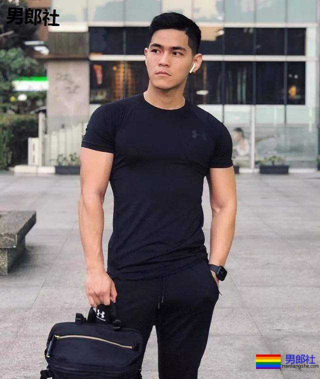 黝黑小狼狗让你体会一下不一样的快乐 - 51虹马