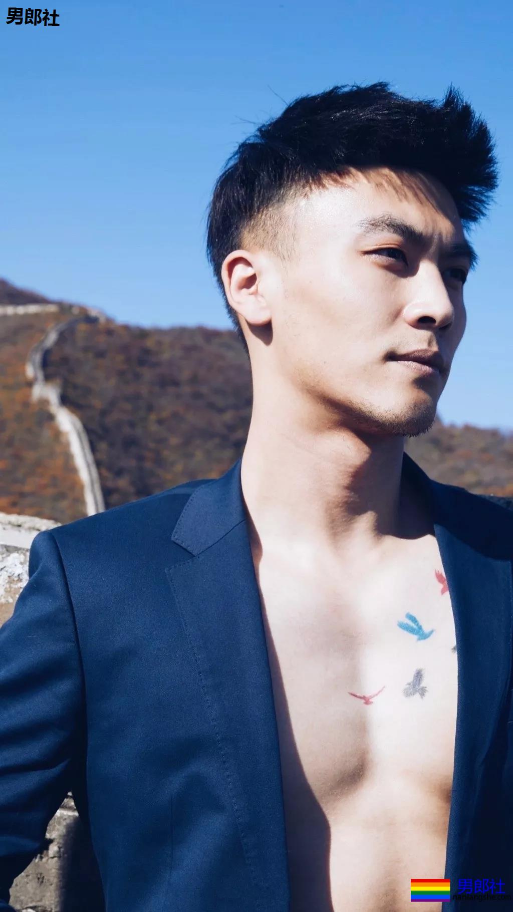 白袜正装肌肉博主照片遭盗用，网友全程看肉，也太土了吧!-51虹马