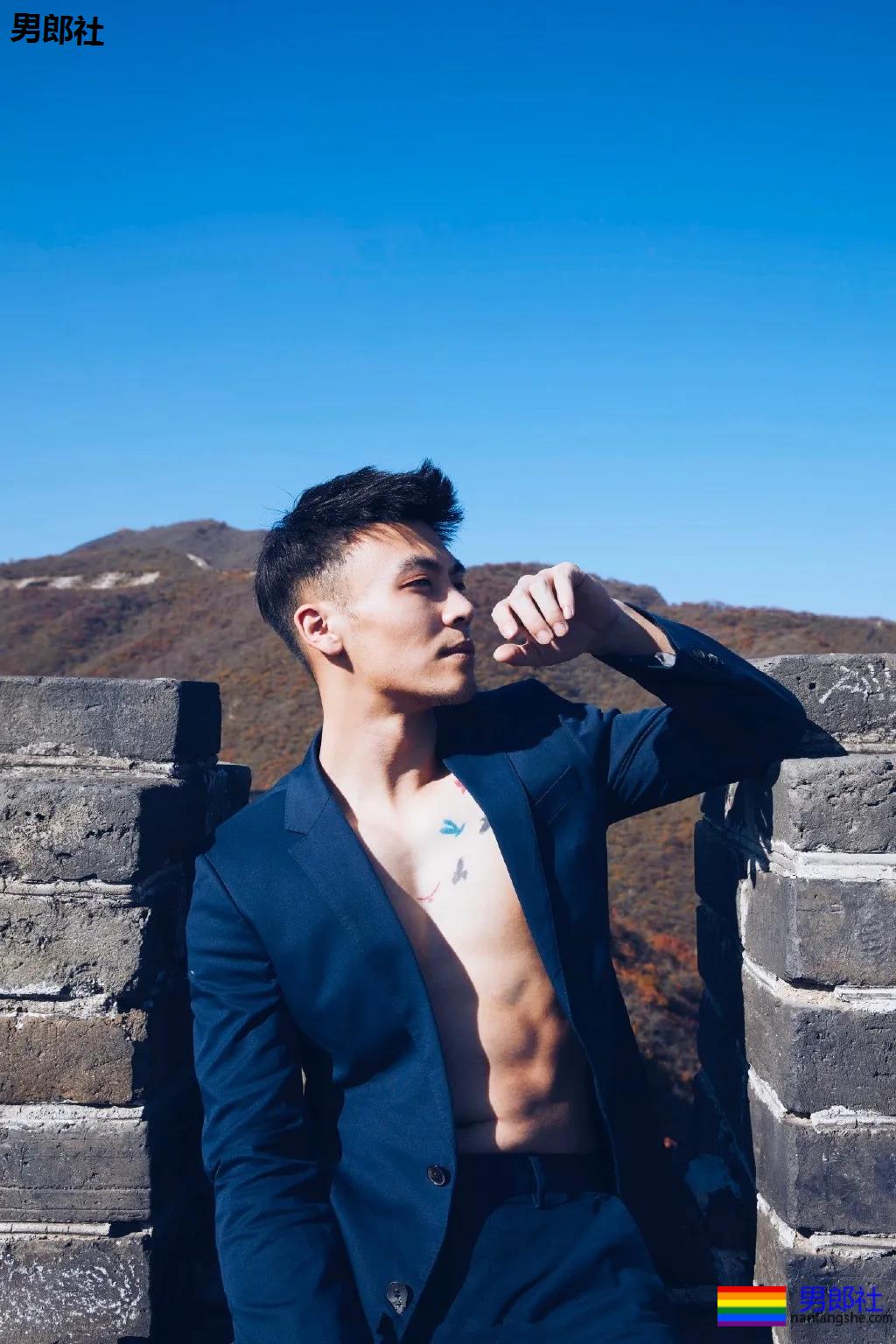 白袜正装肌肉博主照片遭盗用，网友全程看肉，也太土了吧! - 51虹马