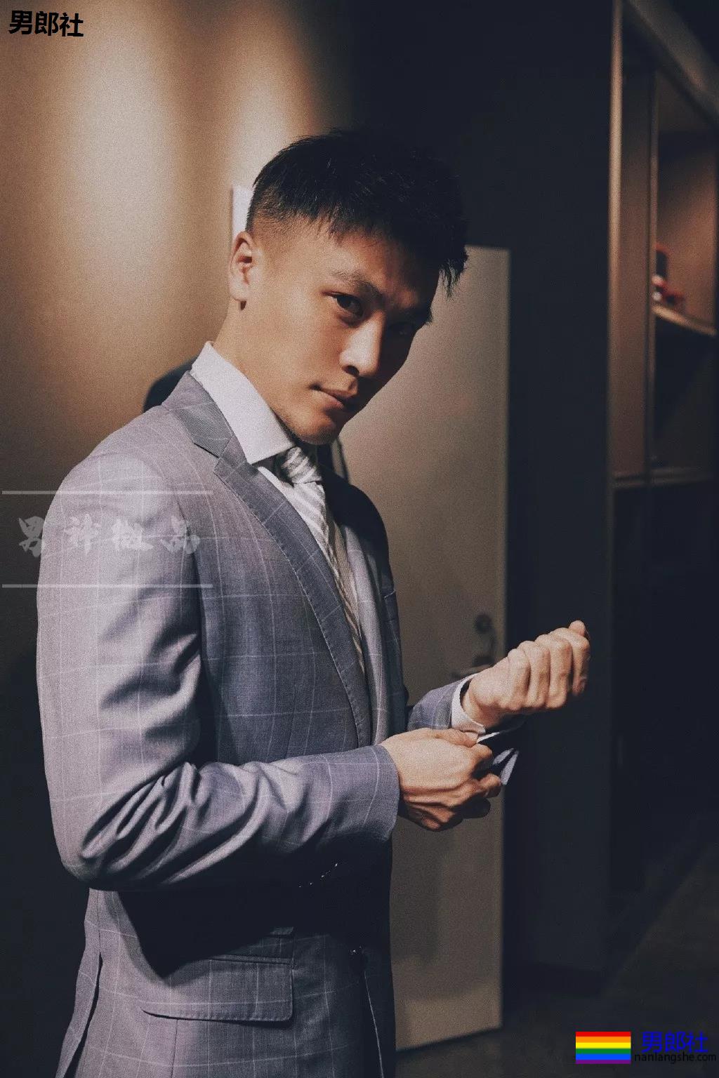 白袜正装肌肉博主照片遭盗用，网友全程看肉，也太土了吧! - 51虹马