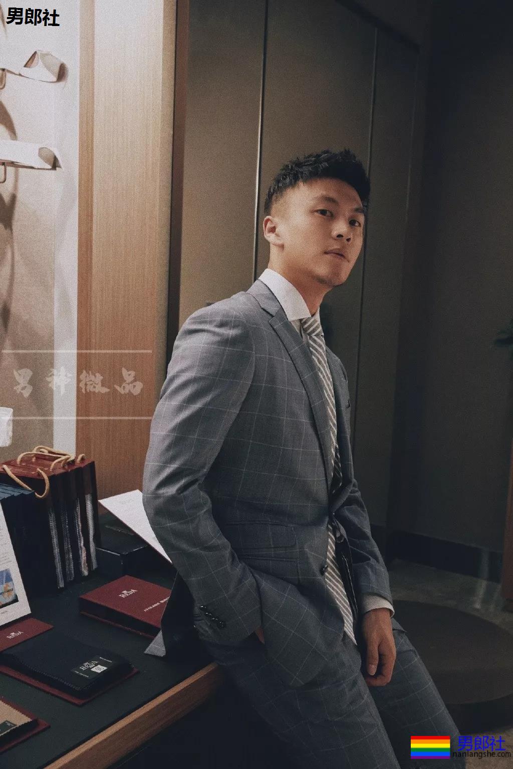 白袜正装肌肉博主照片遭盗用，网友全程看肉，也太土了吧! - 51虹马