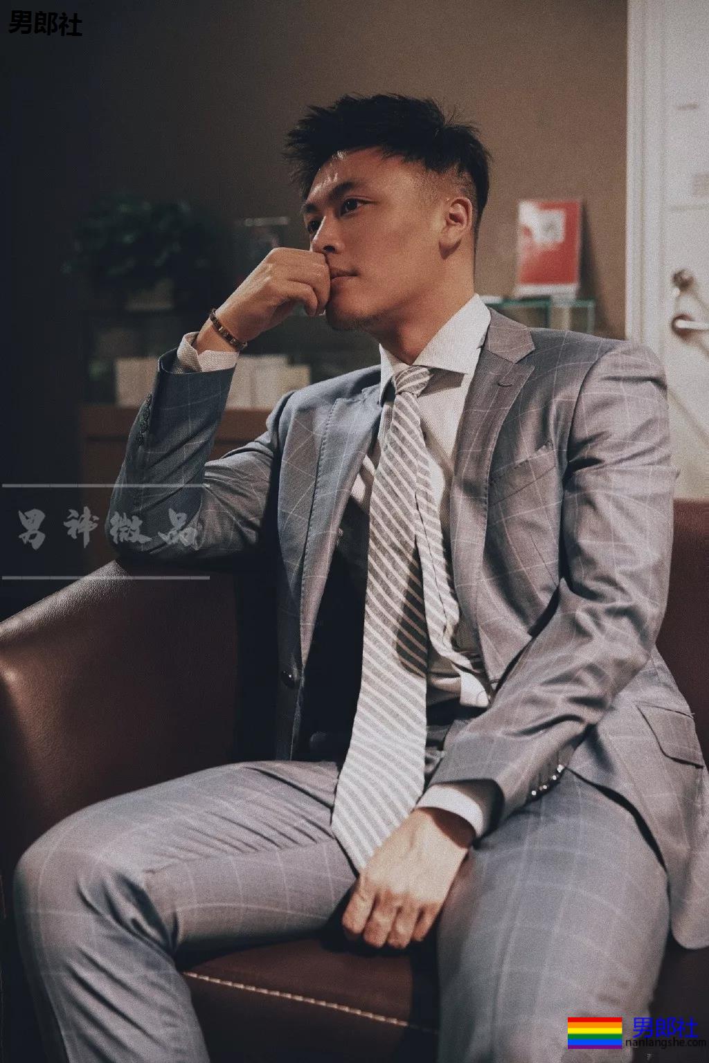 白袜正装肌肉博主照片遭盗用，网友全程看肉，也太土了吧! - 51虹马