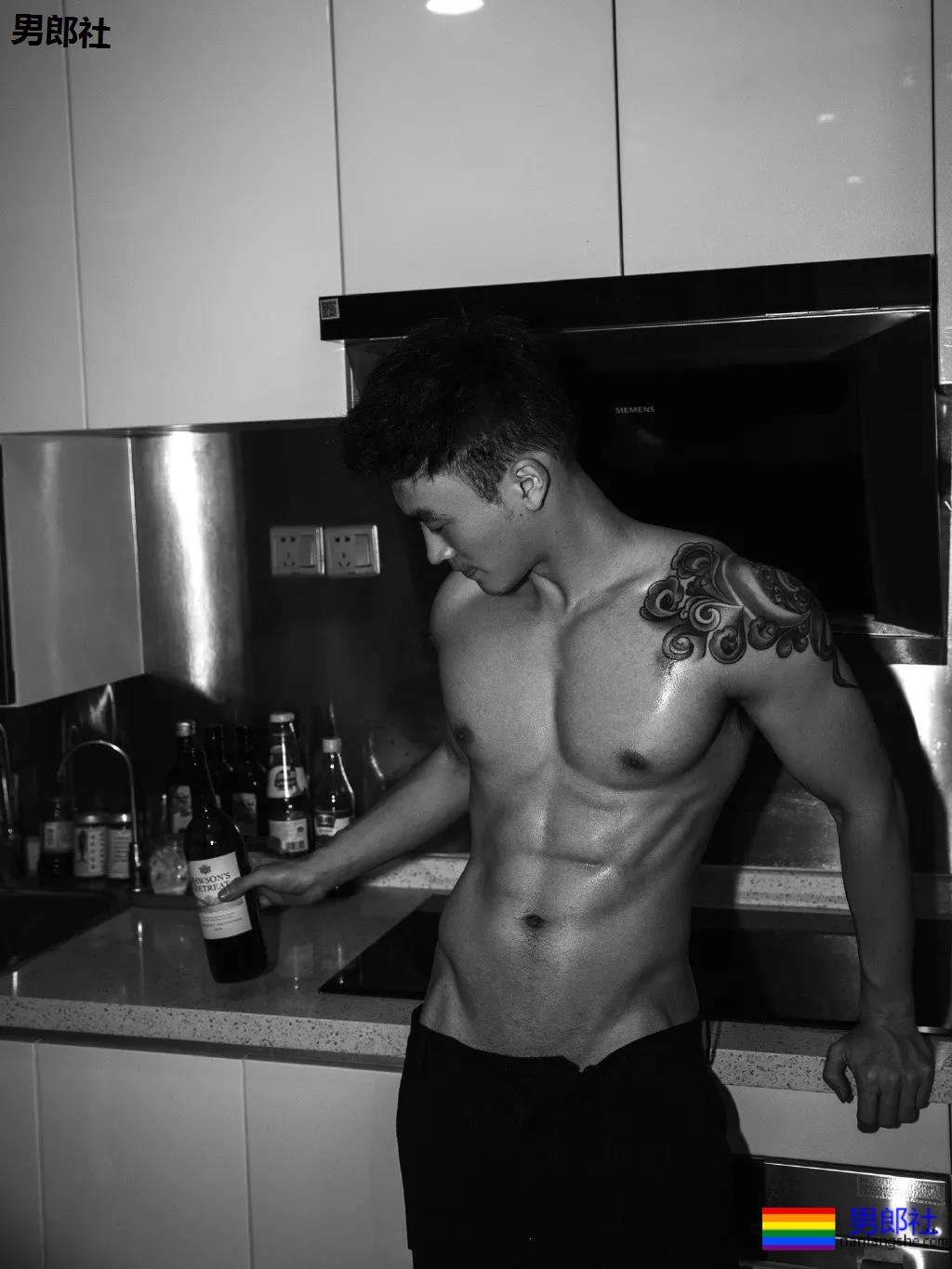 白袜正装肌肉博主照片遭盗用，网友全程看肉，也太土了吧! - 51虹马