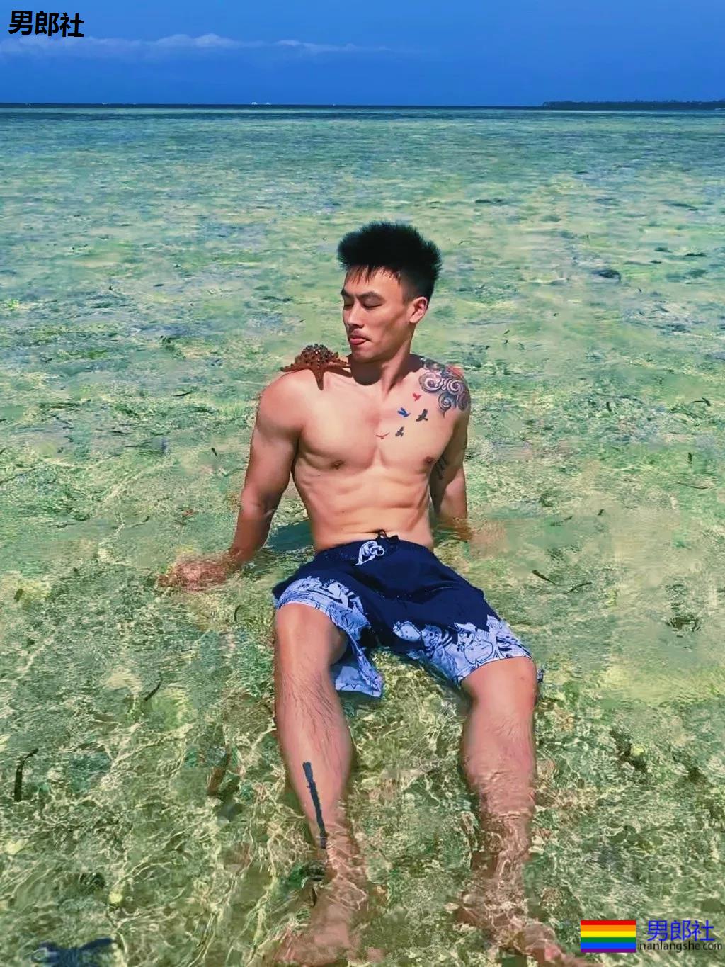 白袜正装肌肉博主照片遭盗用，网友全程看肉，也太土了吧! - 51虹马