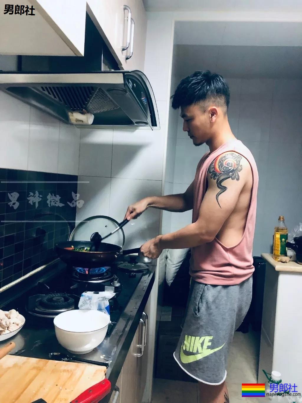 白袜正装肌肉博主照片遭盗用，网友全程看肉，也太土了吧! - 51虹马