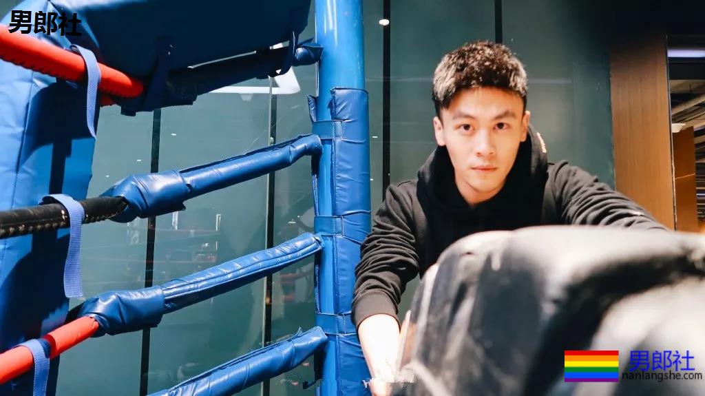 白袜正装肌肉博主照片遭盗用，网友全程看肉，也太土了吧! - 51虹马