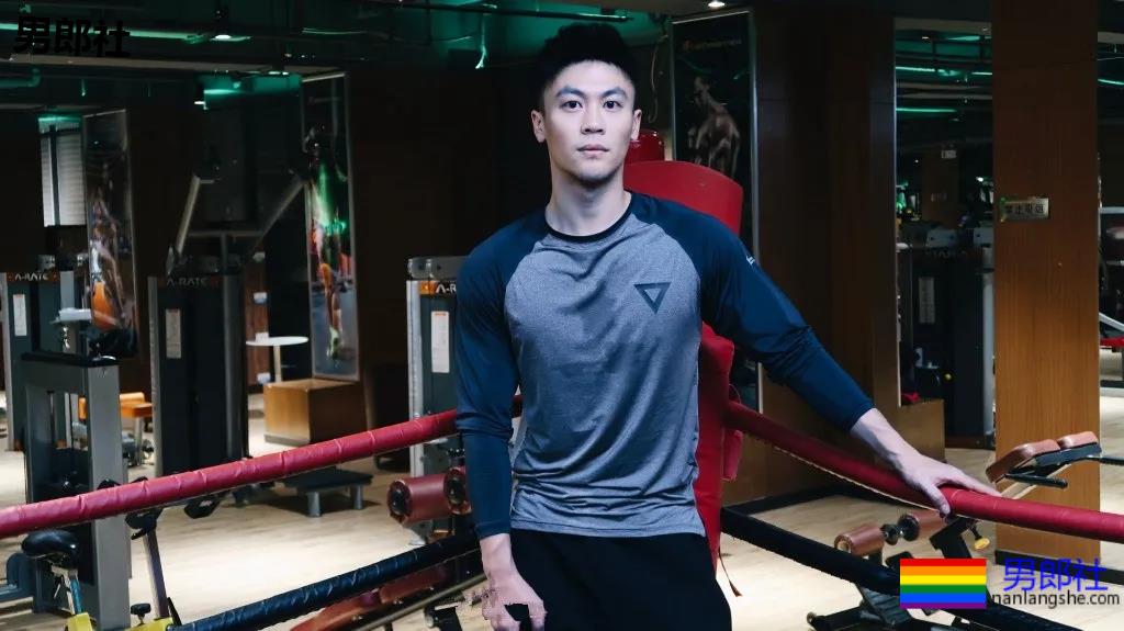 白袜正装肌肉博主照片遭盗用，网友全程看肉，也太土了吧! - 51虹马