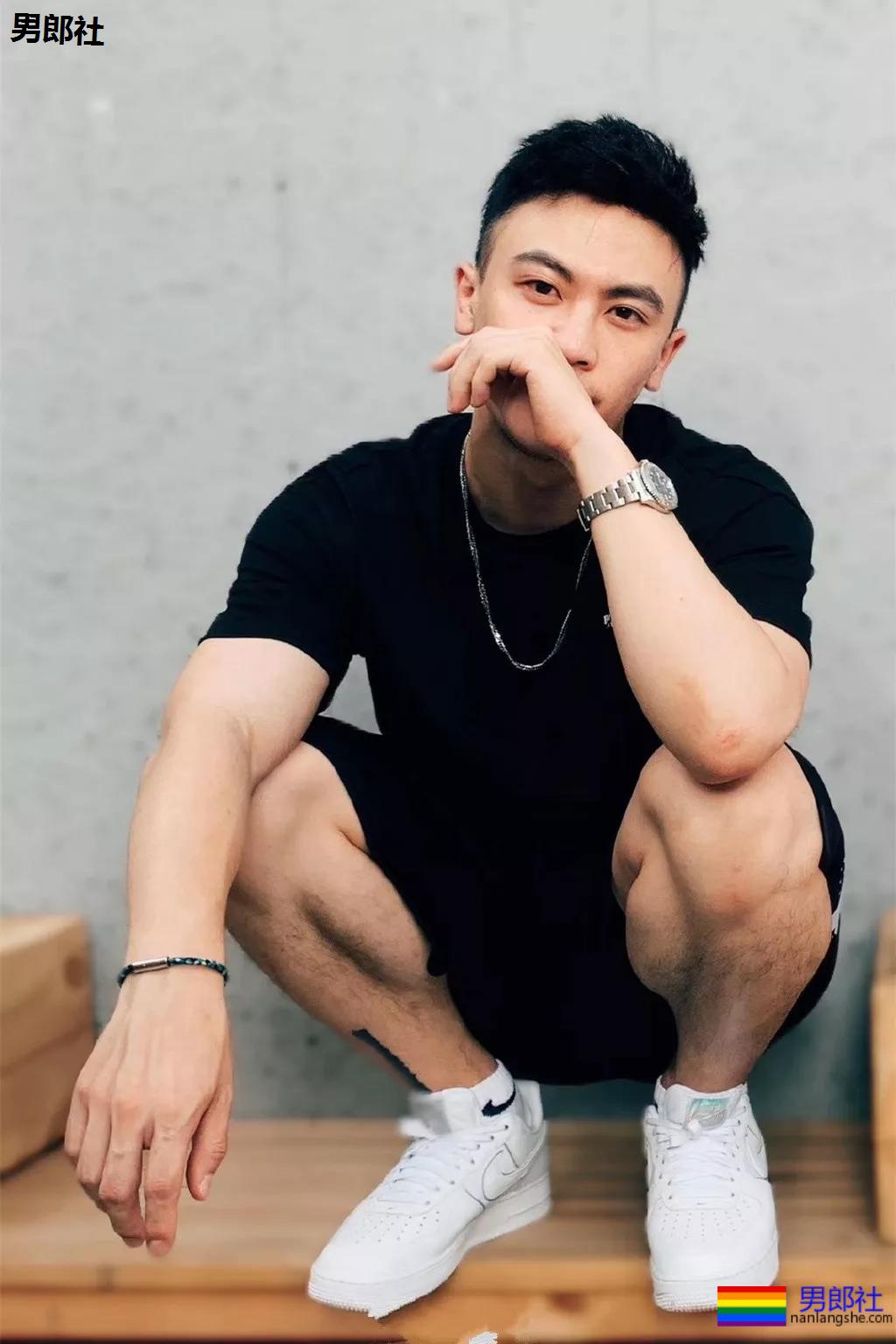 白袜正装肌肉博主照片遭盗用，网友全程看肉，也太土了吧! - 51虹马