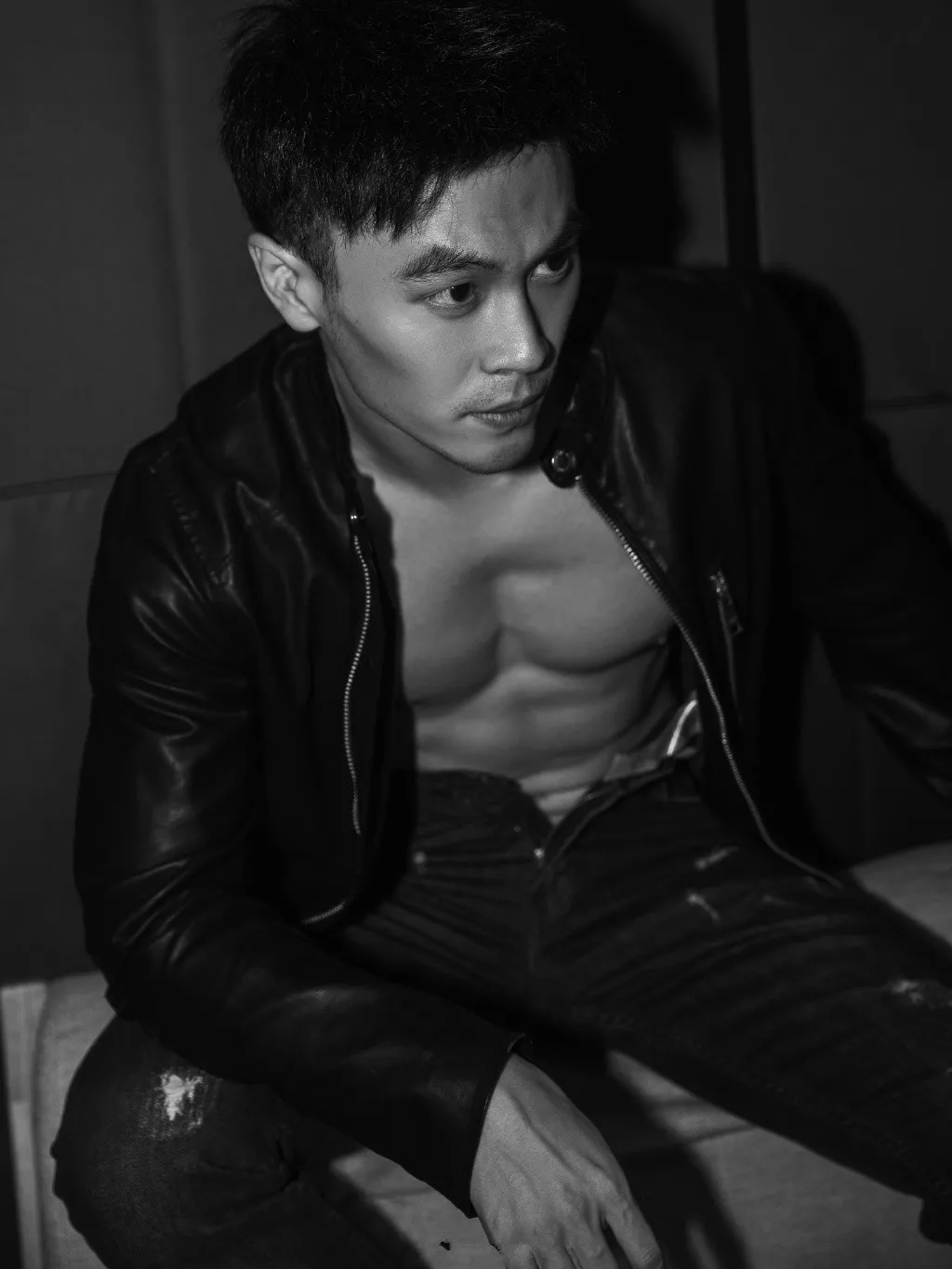 白袜正装肌肉博主照片遭盗用，网友全程看肉，也太土了吧! - 51虹马