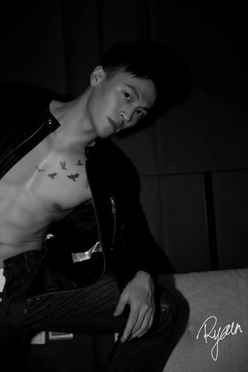 白袜正装肌肉博主照片遭盗用，网友全程看肉，也太土了吧! - 51虹马