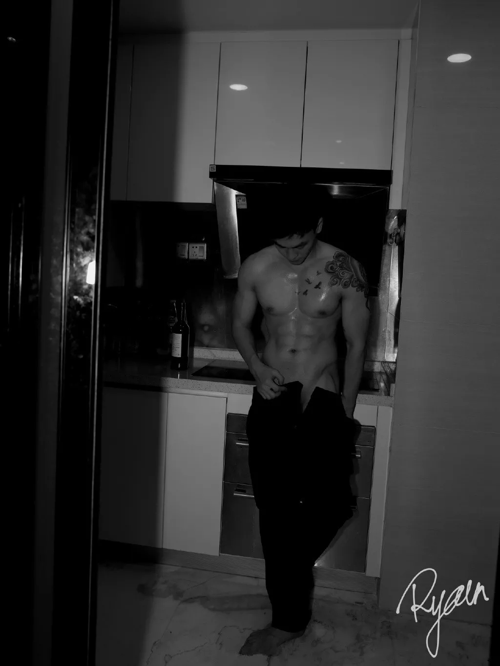 白袜正装肌肉博主照片遭盗用，网友全程看肉，也太土了吧! - 51虹马