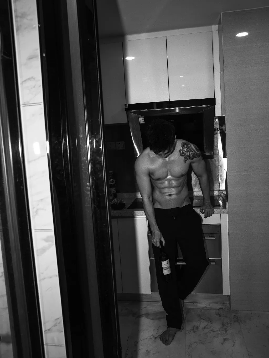 白袜正装肌肉博主照片遭盗用，网友全程看肉，也太土了吧! - 51虹马