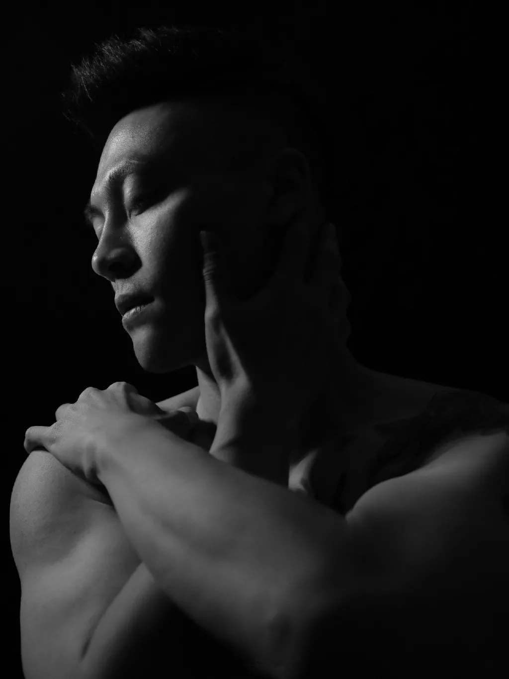 白袜正装肌肉博主照片遭盗用，网友全程看肉，也太土了吧! - 51虹马