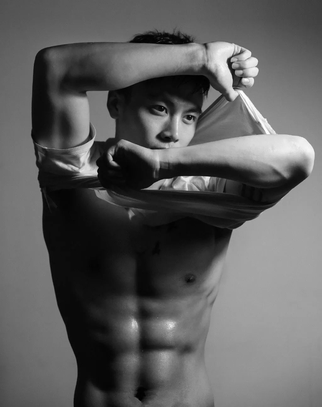 白袜正装肌肉博主照片遭盗用，网友全程看肉，也太土了吧! - 51虹马