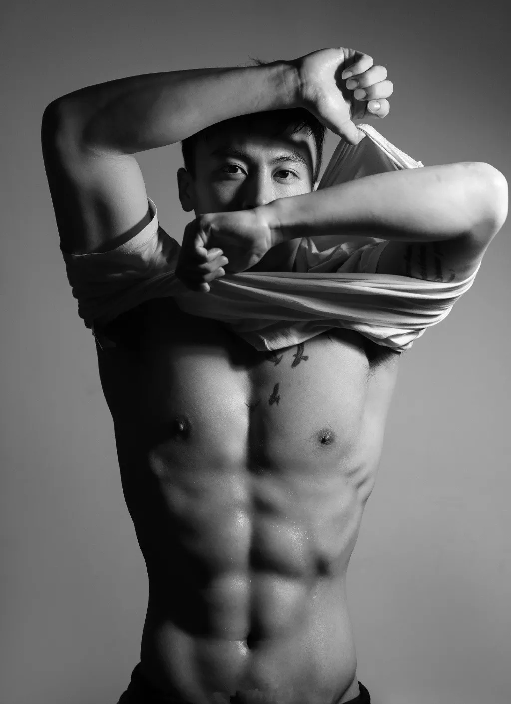 白袜正装肌肉博主照片遭盗用，网友全程看肉，也太土了吧! - 51虹马