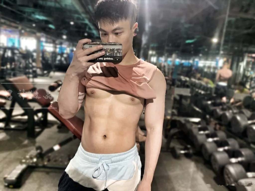 白袜正装肌肉博主照片遭盗用，网友全程看肉，也太土了吧! - 51虹马