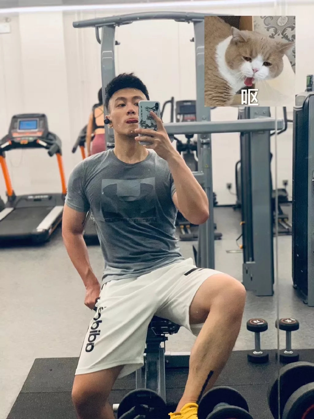 白袜正装肌肉博主照片遭盗用，网友全程看肉，也太土了吧! - 51虹马