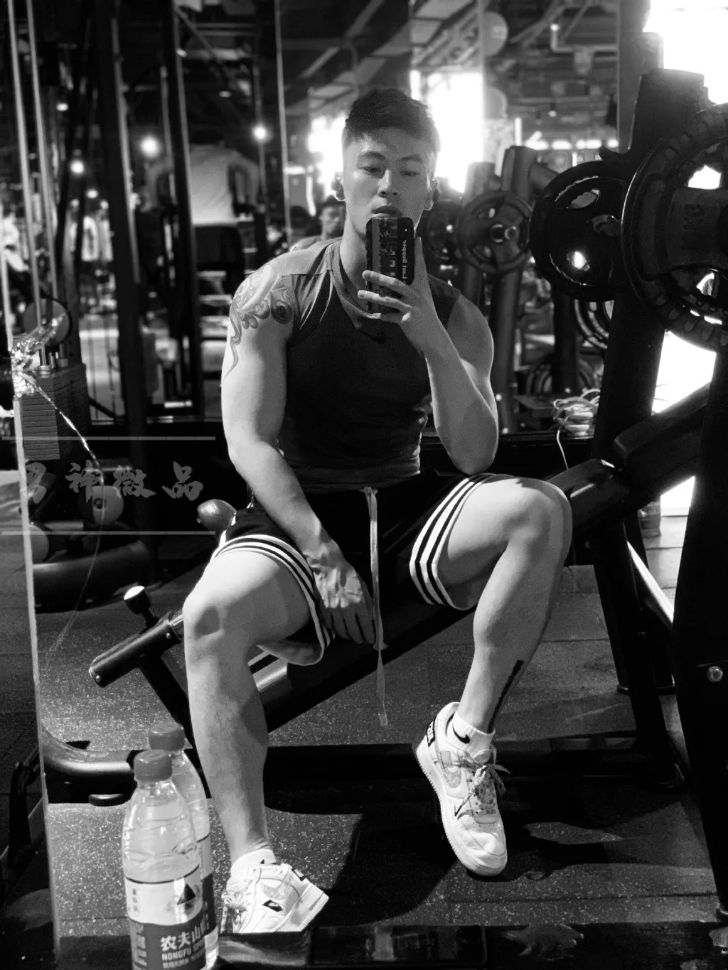 白袜正装肌肉博主照片遭盗用，网友全程看肉，也太土了吧! - 51虹马