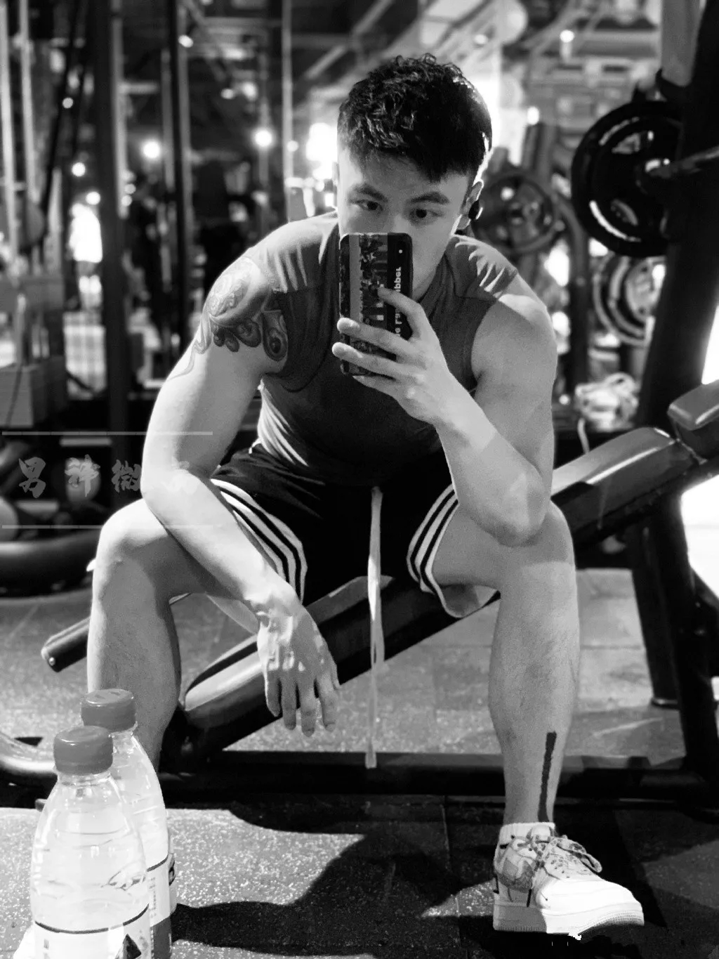 白袜正装肌肉博主照片遭盗用，网友全程看肉，也太土了吧! - 51虹马