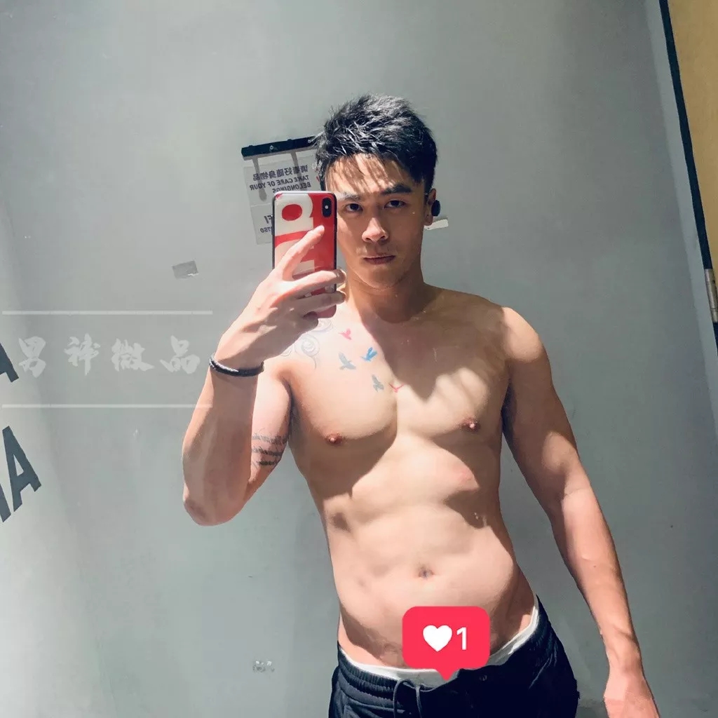 白袜正装肌肉博主照片遭盗用，网友全程看肉，也太土了吧! - 51虹马