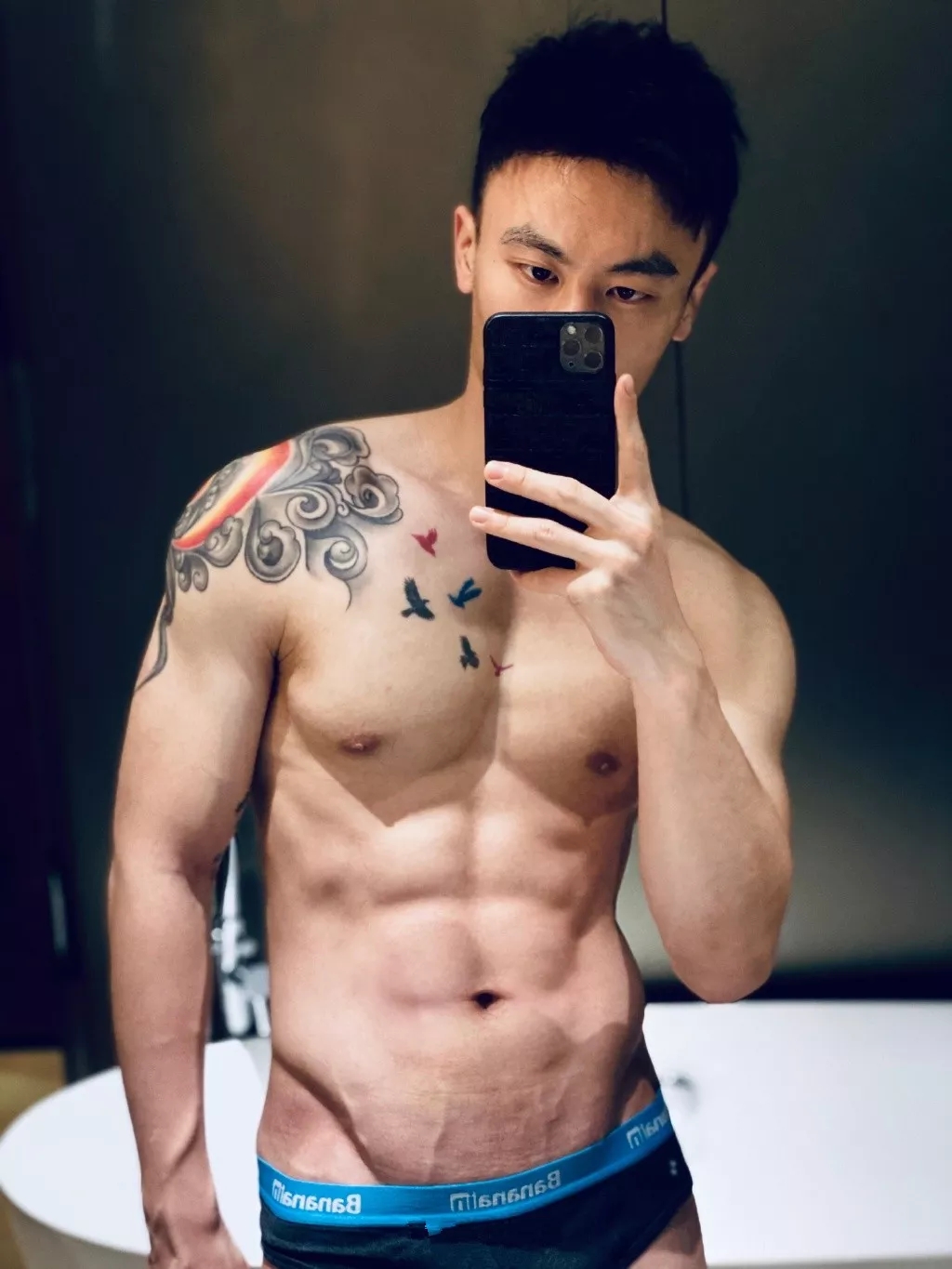 白袜正装肌肉博主照片遭盗用，网友全程看肉，也太土了吧! - 51虹马