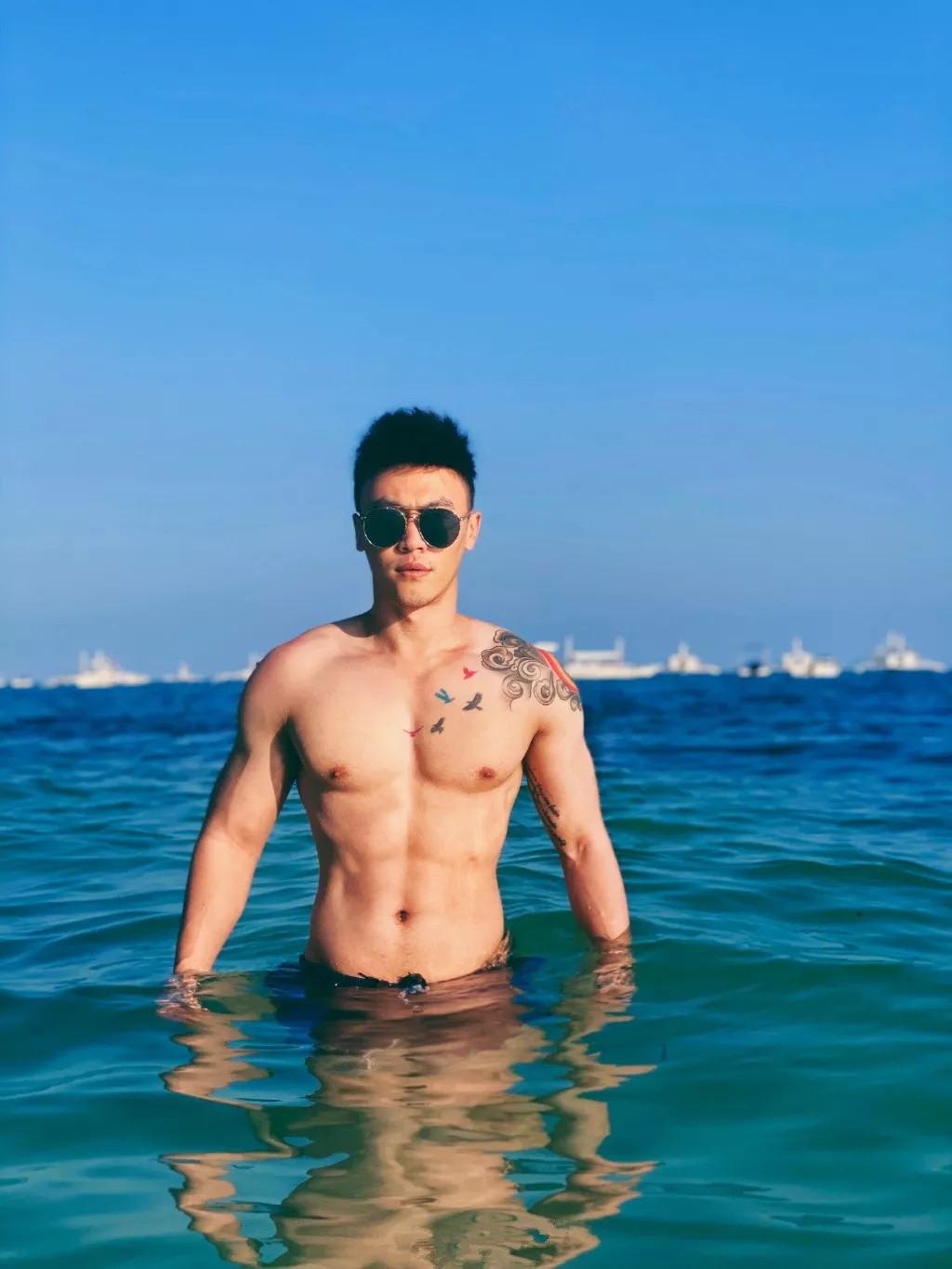 白袜正装肌肉博主照片遭盗用，网友全程看肉，也太土了吧! - 51虹马