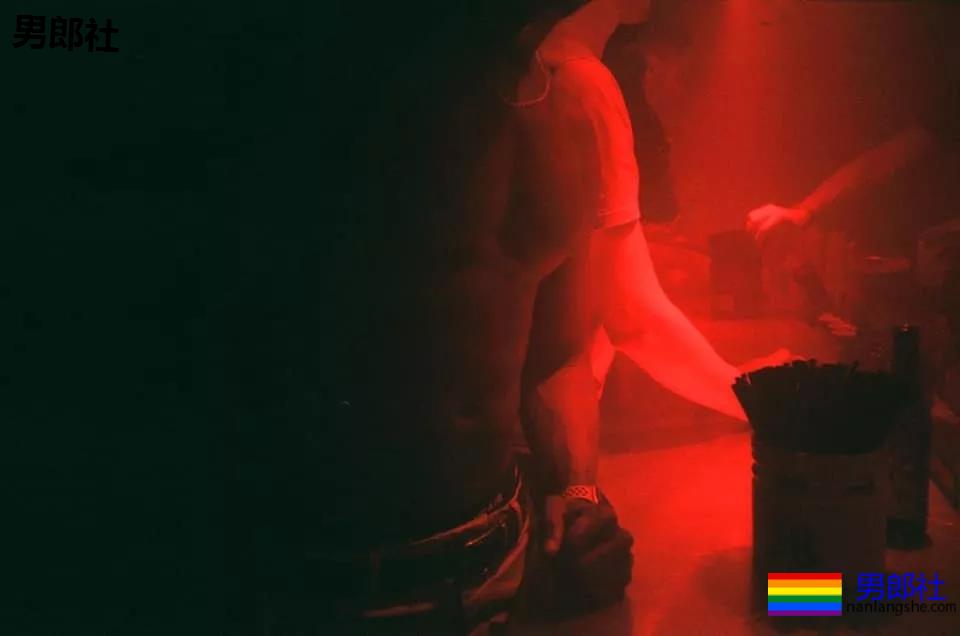 “今晚的艳遇让我欲罢不能！”GAY都巴黎场所奇遇记【中篇】 - 51虹马