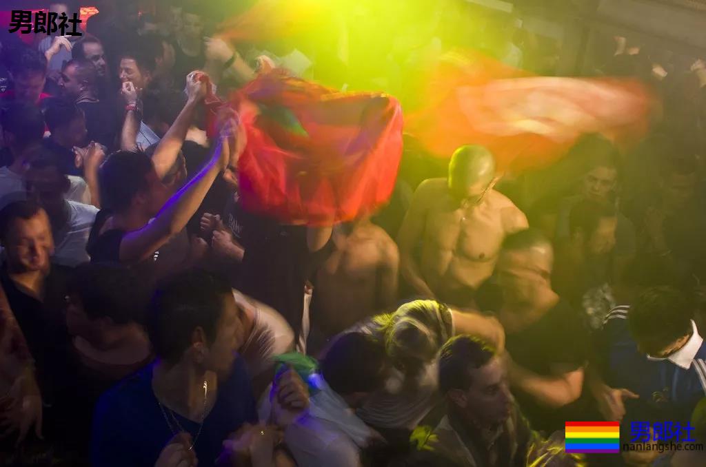 “今晚的艳遇让我欲罢不能！”GAY都巴黎场所奇遇记【中篇】 - 51虹马