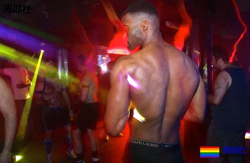 “今晚的艳遇让我欲罢不能！”GAY都巴黎场所奇遇记【中篇】 - 51虹马