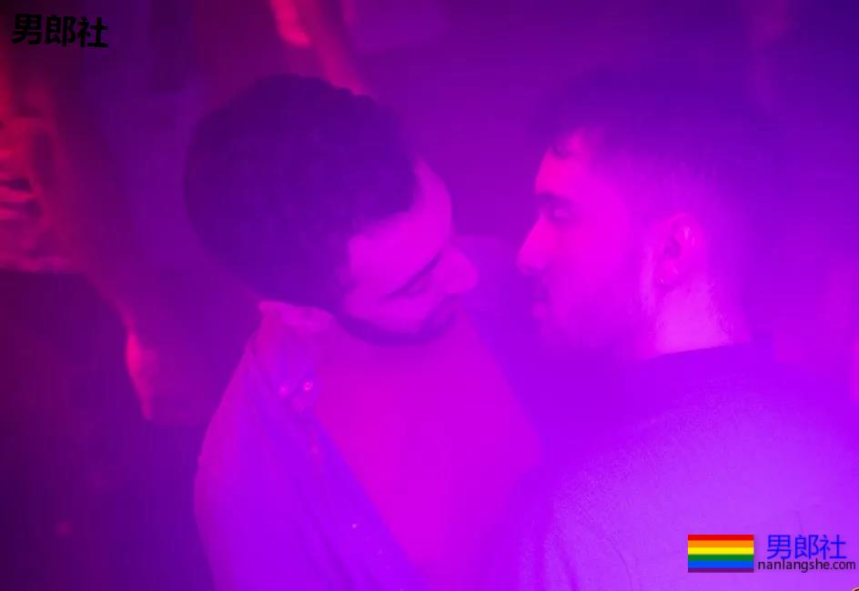 “今晚的艳遇让我欲罢不能！”GAY都巴黎场所奇遇记【中篇】 - 51虹马