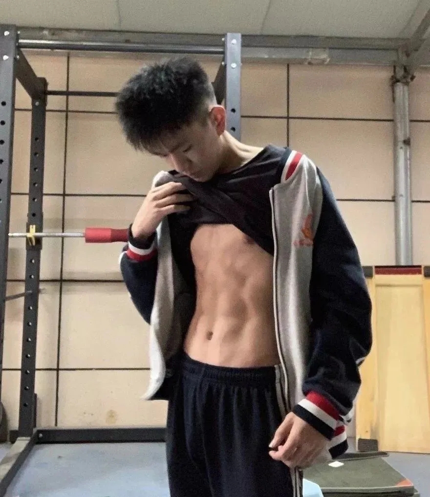 00后体育生自拍六块小腹肌，果然长大了～-51虹马
