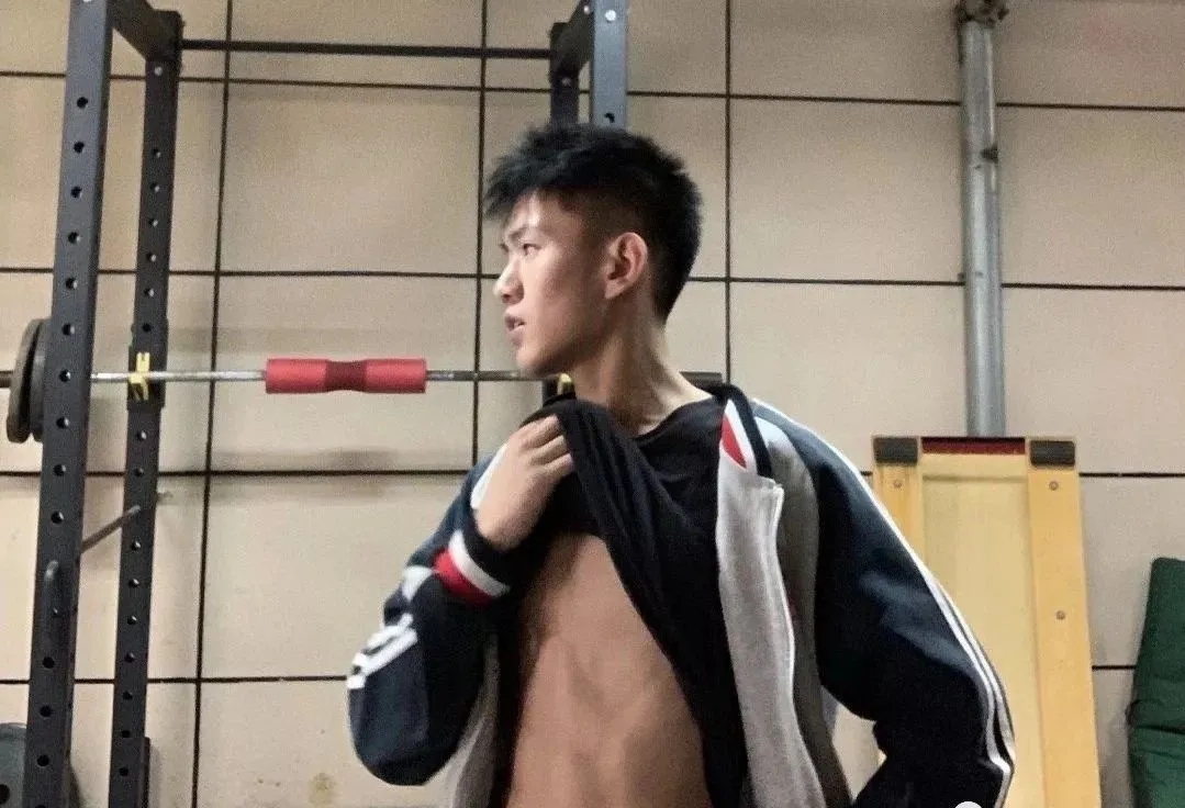00后体育生自拍六块小腹肌，果然长大了～ - 51虹马