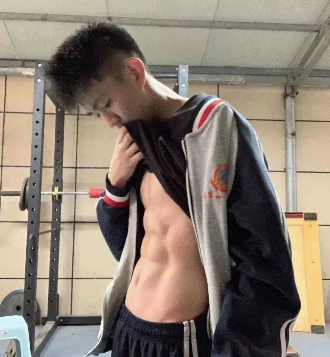 00后体育生自拍六块小腹肌，果然长大了～ - 51虹马